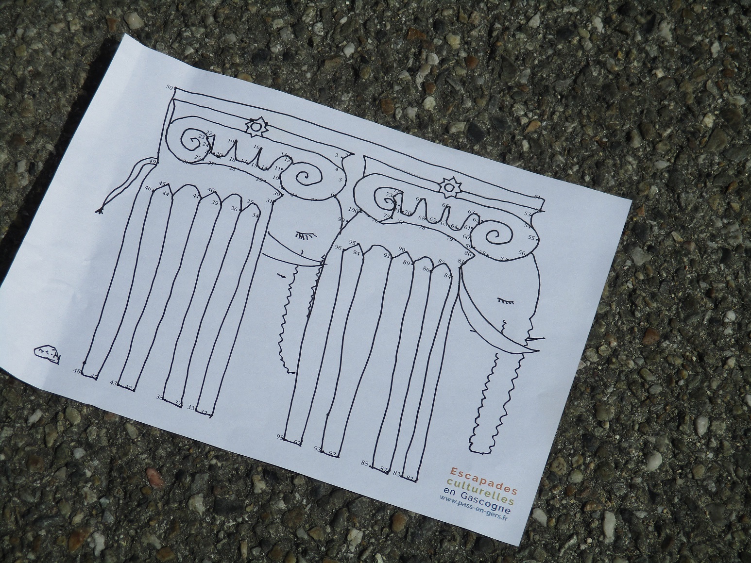 Réinterprétation des colonnes corinthiennes de l'hôtel de Polignac à Condom en éléphants.